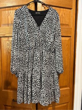 Black and White Floral V-Neck Tiered Midi Dress